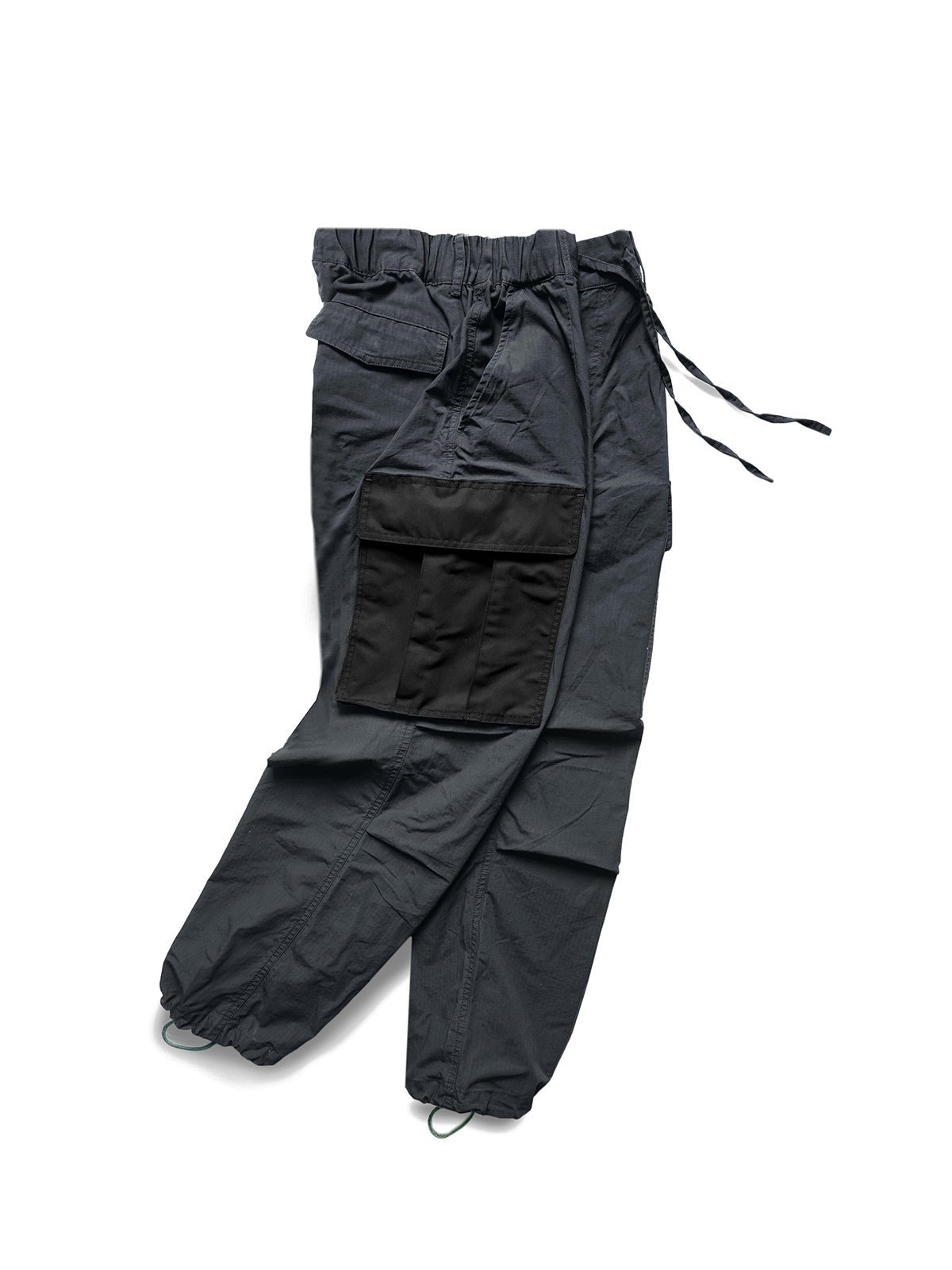 製品画像:ウォッシュ加工M65リップストップカーゴパンツの正面画像です。耐久性と快適性を兼ね備えたデザインです。
詳細画像:リップストップカーゴパンツの配色サイドポケットのディテール画像です。便利な収納機能を強調しています。