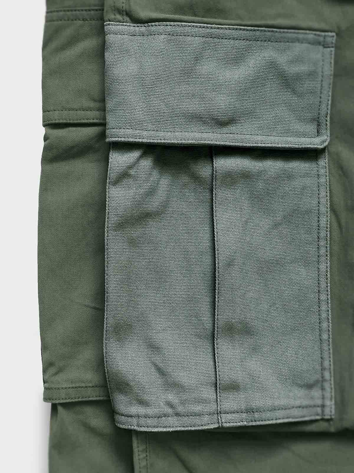 製品画像:ウォッシュ加工M65リップストップカーゴパンツの正面画像です。耐久性と快適性を兼ね備えたデザインです。
詳細画像:リップストップカーゴパンツの配色サイドポケットのディテール画像です。便利な収納機能を強調しています。
