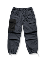 製品画像:ウォッシュ加工M65リップストップカーゴパンツの正面画像です。耐久性と快適性を兼ね備えたデザインです。
詳細画像:リップストップカーゴパンツの配色サイドポケットのディテール画像です。便利な収納機能を強調しています。