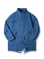 フィッシュテールとドローコード付きウエストが特徴のM65デニムコート。