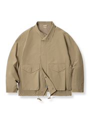 多数のポケットと折り返し襟が特徴のアメリカンレトロM65カーキジャケット