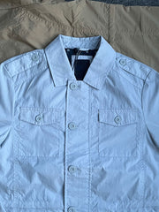 製品画像
M65ハンティングコートの正面全体画像。クラシックなミリタリースタイルとラペルデザインが際立ち、アウトドアやカジュアルファッションに最適なアイテムです。
詳細画像
M65ハンティングコートの多機能ポケットとラペルデザインのディテール画像。高品質な素材と優れた耐久性が特徴で、実用性とスタイルを兼ね備えています。