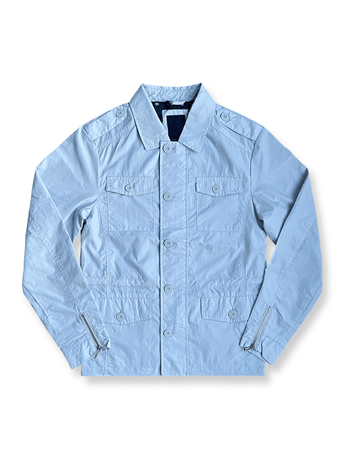 製品画像
M65ハンティングコートの正面全体画像。クラシックなミリタリースタイルとラペルデザインが際立ち、アウトドアやカジュアルファッションに最適なアイテムです。
詳細画像
M65ハンティングコートの多機能ポケットとラペルデザインのディテール画像。高品質な素材と優れた耐久性が特徴で、実用性とスタイルを兼ね備えています。