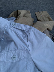 製品画像
M65ハンティングコートの正面全体画像。クラシックなミリタリースタイルとラペルデザインが際立ち、アウトドアやカジュアルファッションに最適なアイテムです。
詳細画像
M65ハンティングコートの多機能ポケットとラペルデザインのディテール画像。高品質な素材と優れた耐久性が特徴で、実用性とスタイルを兼ね備えています。