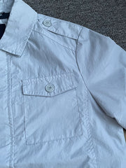 製品画像
M65ハンティングコートの正面全体画像。クラシックなミリタリースタイルとラペルデザインが際立ち、アウトドアやカジュアルファッションに最適なアイテムです。
詳細画像
M65ハンティングコートの多機能ポケットとラペルデザインのディテール画像。高品質な素材と優れた耐久性が特徴で、実用性とスタイルを兼ね備えています。