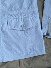 製品画像
M65ハンティングコートの正面全体画像。クラシックなミリタリースタイルとラペルデザインが際立ち、アウトドアやカジュアルファッションに最適なアイテムです。
詳細画像
M65ハンティングコートの多機能ポケットとラペルデザインのディテール画像。高品質な素材と優れた耐久性が特徴で、実用性とスタイルを兼ね備えています。