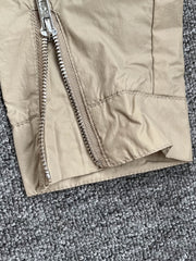 製品画像
M65ハンティングコートの正面全体画像。クラシックなミリタリースタイルとラペルデザインが際立ち、アウトドアやカジュアルファッションに最適なアイテムです。
詳細画像
M65ハンティングコートの多機能ポケットとラペルデザインのディテール画像。高品質な素材と優れた耐久性が特徴で、実用性とスタイルを兼ね備えています。