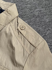 製品画像
M65ハンティングコートの正面全体画像。クラシックなミリタリースタイルとラペルデザインが際立ち、アウトドアやカジュアルファッションに最適なアイテムです。
詳細画像
M65ハンティングコートの多機能ポケットとラペルデザインのディテール画像。高品質な素材と優れた耐久性が特徴で、実用性とスタイルを兼ね備えています。