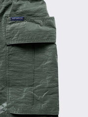 製品画像: M65アウトドアメッシュナイロンワークショーツの正面全体画像。五分丈デザインで、耐久性と通気性に優れた軽量メッシュナイロン素材を使用。春夏のサイクリングやアウトドア活動に最適なワークショーツ。
詳細画像: M65アウトドアメッシュナイロンワークショーツのポケットと脚部のストラップディテール画像。収納力のあるダブルレイヤーポケットと、快適さを高めるストラップデザイン。