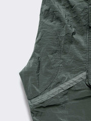 製品画像: M65アウトドアメッシュナイロンワークショーツの正面全体画像。五分丈デザインで、耐久性と通気性に優れた軽量メッシュナイロン素材を使用。春夏のサイクリングやアウトドア活動に最適なワークショーツ。
詳細画像: M65アウトドアメッシュナイロンワークショーツのポケットと脚部のストラップディテール画像。収納力のあるダブルレイヤーポケットと、快適さを高めるストラップデザイン。