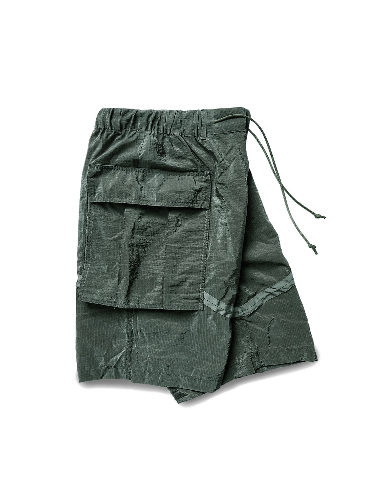 製品画像: M65アウトドアメッシュナイロンワークショーツの正面全体画像。五分丈デザインで、耐久性と通気性に優れた軽量メッシュナイロン素材を使用。春夏のサイクリングやアウトドア活動に最適なワークショーツ。
詳細画像: M65アウトドアメッシュナイロンワークショーツのポケットと脚部のストラップディテール画像。収納力のあるダブルレイヤーポケットと、快適さを高めるストラップデザイン。