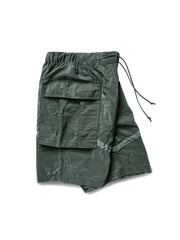 製品画像: M65アウトドアメッシュナイロンワークショーツの正面全体画像。五分丈デザインで、耐久性と通気性に優れた軽量メッシュナイロン素材を使用。春夏のサイクリングやアウトドア活動に最適なワークショーツ。
詳細画像: M65アウトドアメッシュナイロンワークショーツのポケットと脚部のストラップディテール画像。収納力のあるダブルレイヤーポケットと、快適さを高めるストラップデザイン。