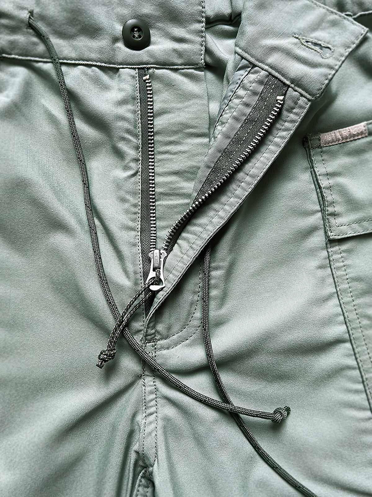 製品画像: M65アウトドアメッシュナイロンワークショーツの正面全体画像。五分丈デザインで、耐久性と通気性に優れた軽量メッシュナイロン素材を使用。春夏のサイクリングやアウトドア活動に最適なワークショーツ。
詳細画像: M65アウトドアメッシュナイロンワークショーツのポケットと脚部のストラップディテール画像。収納力のあるダブルレイヤーポケットと、快適さを高めるストラップデザイン。