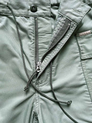 製品画像: M65アウトドアメッシュナイロンワークショーツの正面全体画像。五分丈デザインで、耐久性と通気性に優れた軽量メッシュナイロン素材を使用。春夏のサイクリングやアウトドア活動に最適なワークショーツ。
詳細画像: M65アウトドアメッシュナイロンワークショーツのポケットと脚部のストラップディテール画像。収納力のあるダブルレイヤーポケットと、快適さを高めるストラップデザイン。