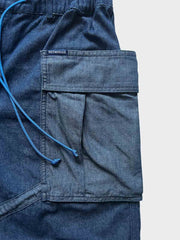 製品画像: M65アウトドアメッシュナイロンワークショーツの正面全体画像。五分丈デザインで、耐久性と通気性に優れた軽量メッシュナイロン素材を使用。春夏のサイクリングやアウトドア活動に最適なワークショーツ。
詳細画像: M65アウトドアメッシュナイロンワークショーツのポケットと脚部のストラップディテール画像。収納力のあるダブルレイヤーポケットと、快適さを高めるストラップデザイン。