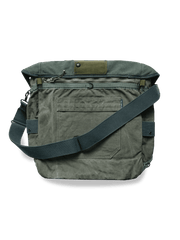 製品画像: M67アメカジ風ヴィンテージキャンバスウォッシュショルダーバッグの正面画像。クラシックなM67デザインとヴィンテージ加工が特徴で、日常やライディングに最適。
詳細画像: M67ヴィンテージキャンバスバッグのワッペンとウォッシュ加工のディテール画像。耐久性のあるディテールと独自のヴィンテージ感を強調。