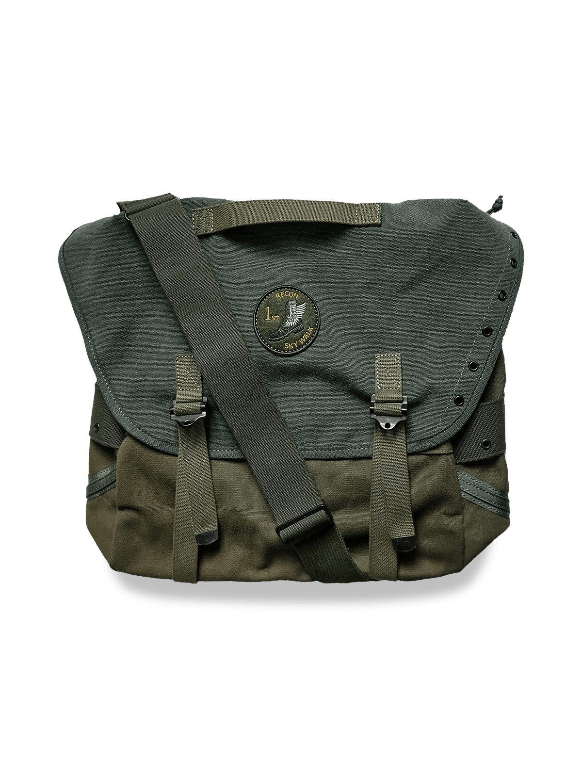 製品画像: M67アメカジ風ヴィンテージキャンバスウォッシュショルダーバッグの正面画像。クラシックなM67デザインとヴィンテージ加工が特徴で、日常やライディングに最適。
詳細画像: M67ヴィンテージキャンバスバッグのワッペンとウォッシュ加工のディテール画像。耐久性のあるディテールと独自のヴィンテージ感を強調。