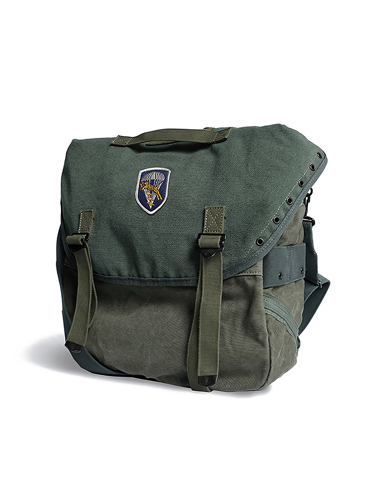 製品画像: M67アメカジ風ヴィンテージキャンバスウォッシュショルダーバッグの正面画像。クラシックなM67デザインとヴィンテージ加工が特徴で、日常やライディングに最適。
詳細画像: M67ヴィンテージキャンバスバッグのワッペンとウォッシュ加工のディテール画像。耐久性のあるディテールと独自のヴィンテージ感を強調。