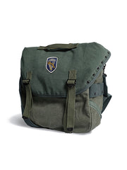 製品画像: M67アメカジ風ヴィンテージキャンバスウォッシュショルダーバッグの正面画像。クラシックなM67デザインとヴィンテージ加工が特徴で、日常やライディングに最適。
詳細画像: M67ヴィンテージキャンバスバッグのワッペンとウォッシュ加工のディテール画像。耐久性のあるディテールと独自のヴィンテージ感を強調。