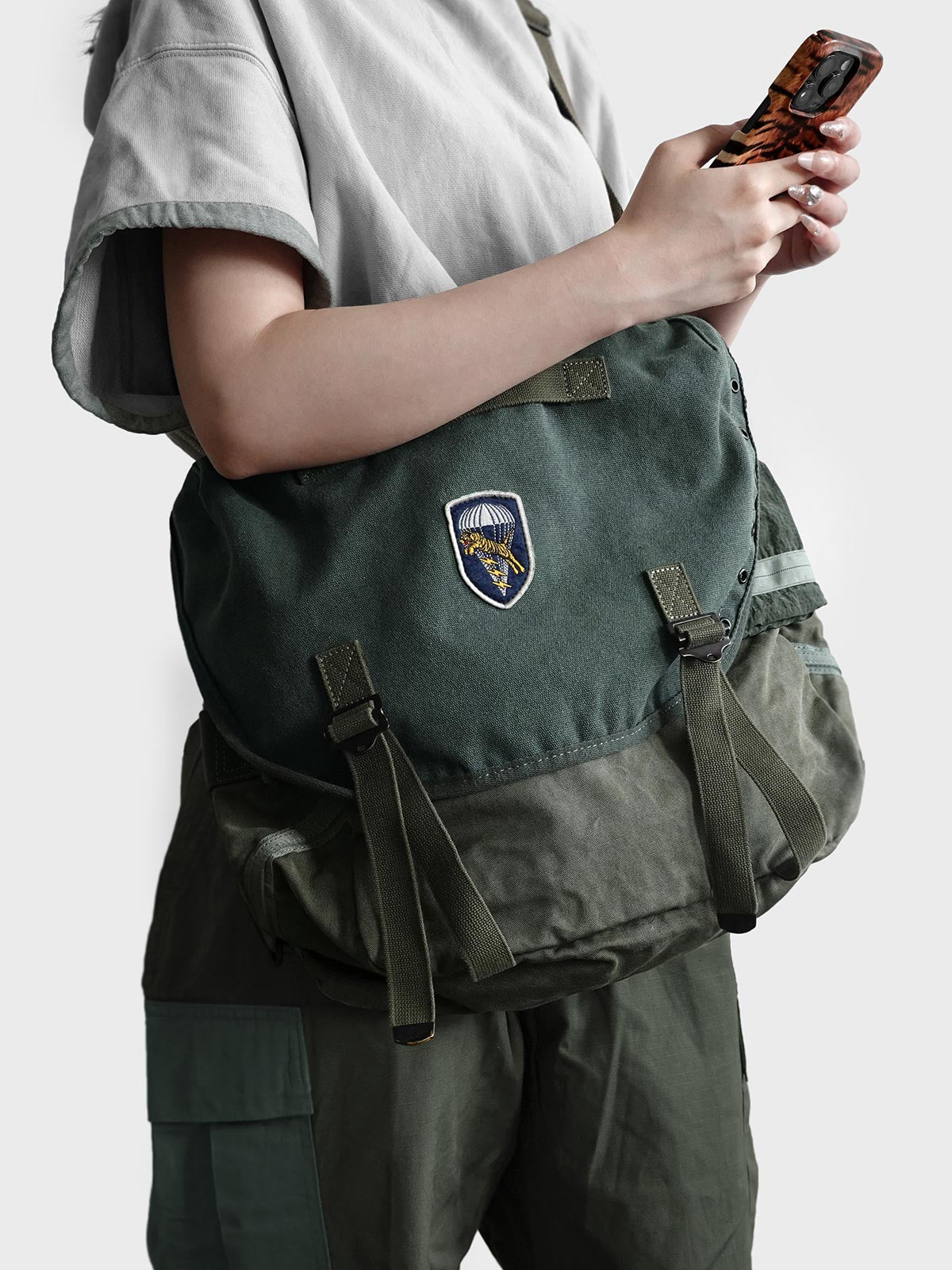 詳細画像: M67ヴィンテージキャンバスバッグのワッペンとウォッシュ加工のディテール画像。耐久性のあるディテールと独自のヴィンテージ感を強調。
モデル画像: 通勤やライディングで使用されるM67アメカジ風ヴィンテージショルダーバッグ。スタイリッシュで機能性も兼ね備えたデザイン。