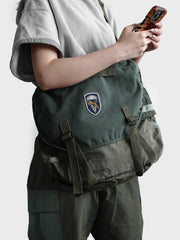 詳細画像: M67ヴィンテージキャンバスバッグのワッペンとウォッシュ加工のディテール画像。耐久性のあるディテールと独自のヴィンテージ感を強調。
モデル画像: 通勤やライディングで使用されるM67アメカジ風ヴィンテージショルダーバッグ。スタイリッシュで機能性も兼ね備えたデザイン。