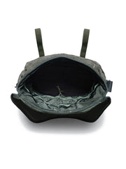 製品画像: M67アメカジ風ヴィンテージキャンバスウォッシュショルダーバッグの正面画像。クラシックなM67デザインとヴィンテージ加工が特徴で、日常やライディングに最適。
詳細画像: M67ヴィンテージキャンバスバッグのワッペンとウォッシュ加工のディテール画像。耐久性のあるディテールと独自のヴィンテージ感を強調。