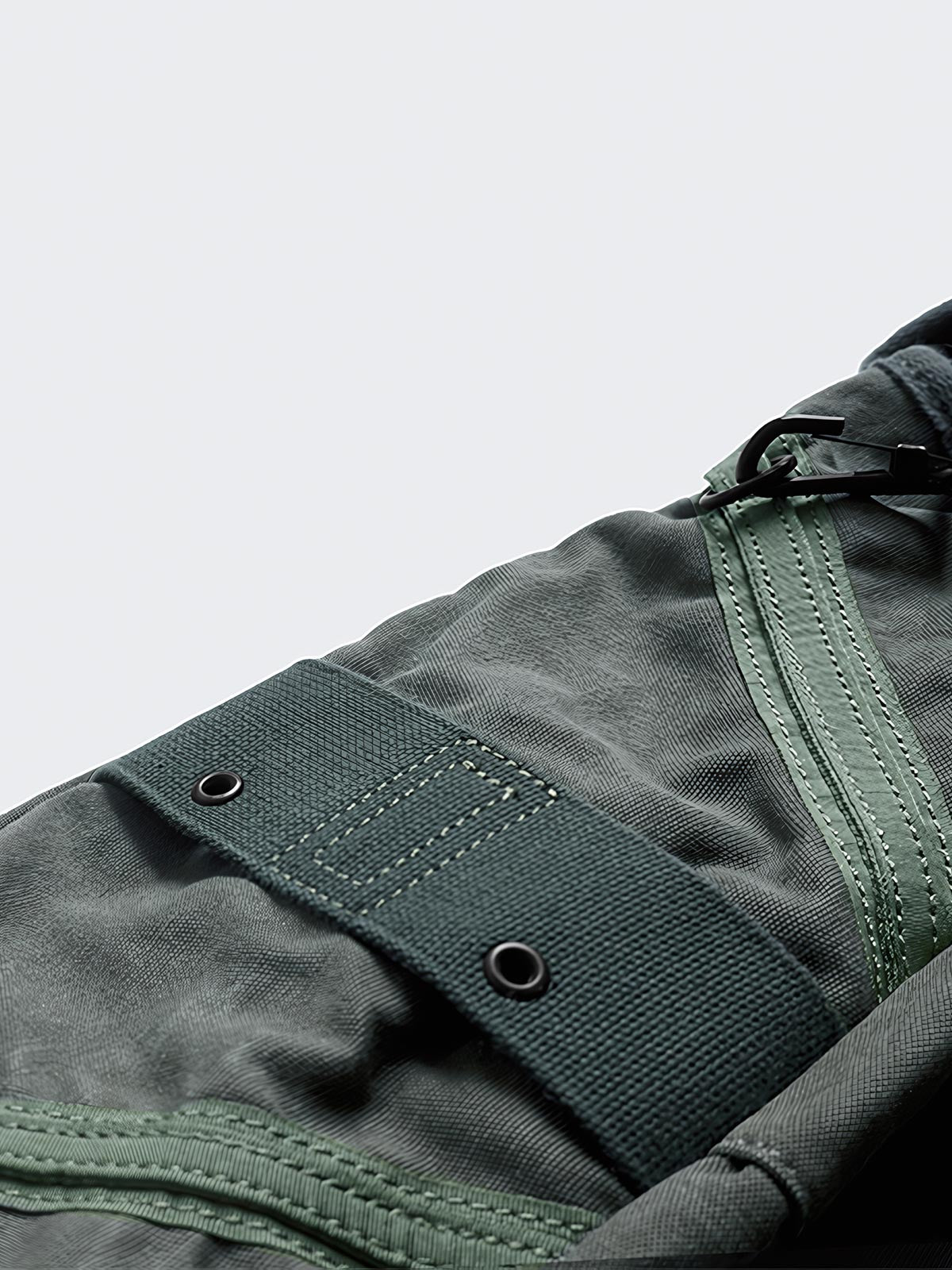 製品画像: M67アメカジ風ヴィンテージキャンバスウォッシュショルダーバッグの正面画像。クラシックなM67デザインとヴィンテージ加工が特徴で、日常やライディングに最適。
詳細画像: M67ヴィンテージキャンバスバッグのワッペンとウォッシュ加工のディテール画像。耐久性のあるディテールと独自のヴィンテージ感を強調。