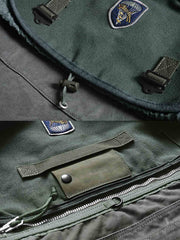 製品画像: M67アメカジ風ヴィンテージキャンバスウォッシュショルダーバッグの正面画像。クラシックなM67デザインとヴィンテージ加工が特徴で、日常やライディングに最適。
詳細画像: M67ヴィンテージキャンバスバッグのワッペンとウォッシュ加工のディテール画像。耐久性のあるディテールと独自のヴィンテージ感を強調。