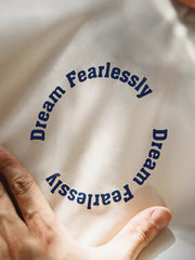 胸元のベルクロスローガンとアームポケットジッパーの詳細画像