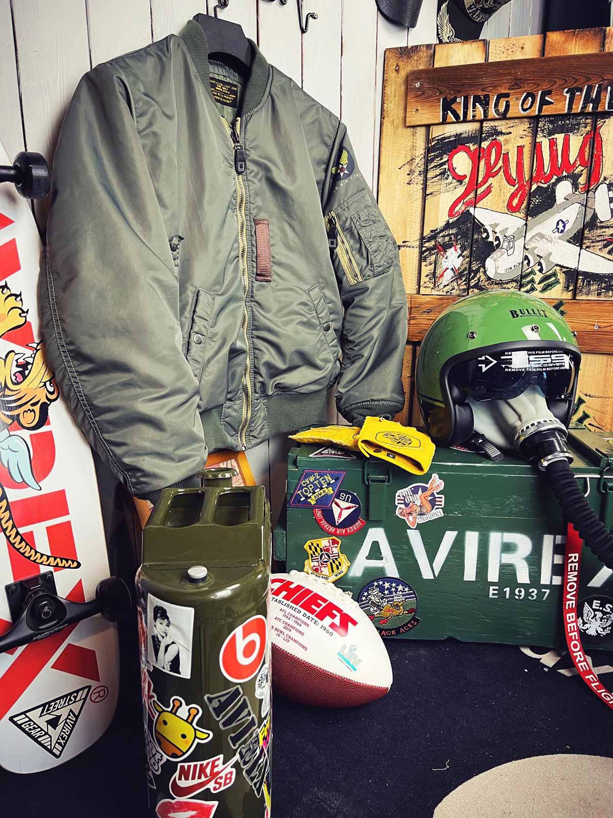 製品画像: 両面ウール使用のMA-1リバーシブルミリタリーフライトジャケット全体画像
詳細画像: フライトバッジとIDEAL製レザー引手のディテール画像