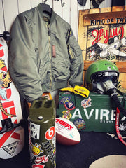 製品画像: 両面ウール使用のMA-1リバーシブルミリタリーフライトジャケット全体画像
詳細画像: フライトバッジとIDEAL製レザー引手のディテール画像