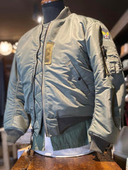 製品画像: 両面ウール使用のMA-1リバーシブルミリタリーフライトジャケット全体画像
詳細画像: フライトバッジとIDEAL製レザー引手のディテール画像