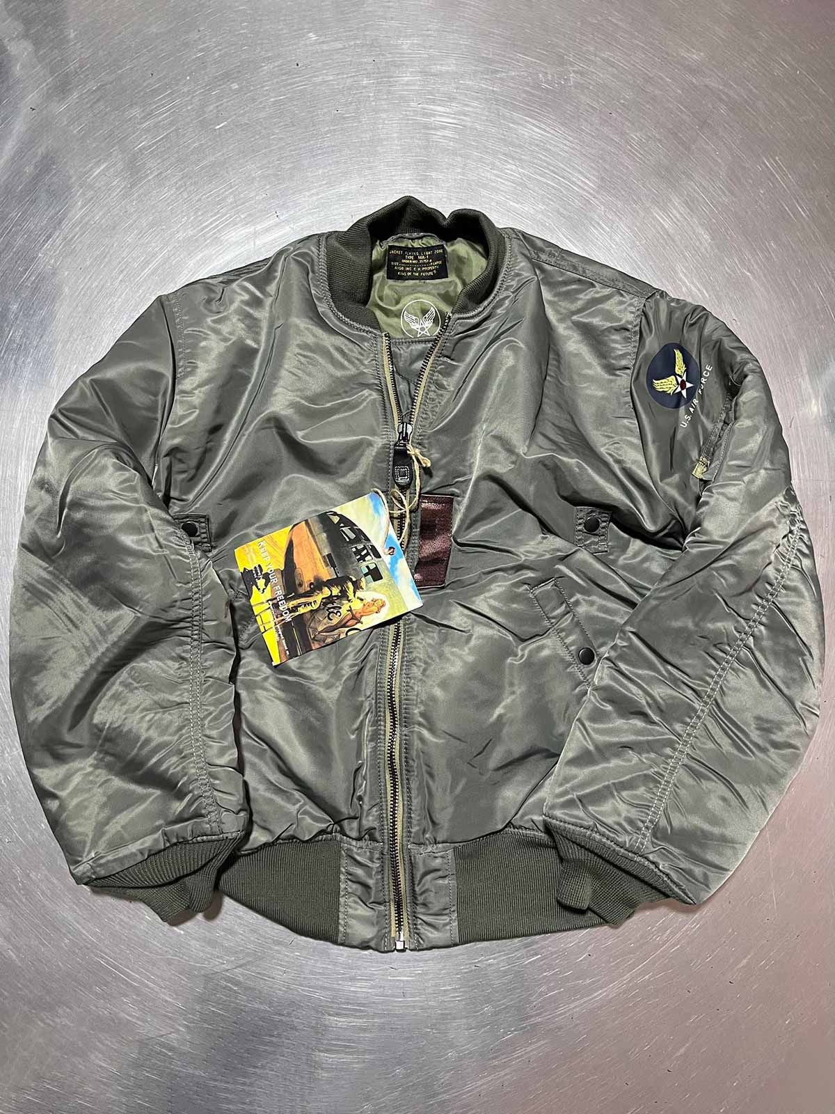 製品画像: 両面ウール使用のMA-1リバーシブルミリタリーフライトジャケット全体画像
詳細画像: フライトバッジとIDEAL製レザー引手のディテール画像