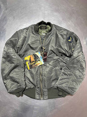 製品画像: 両面ウール使用のMA-1リバーシブルミリタリーフライトジャケット全体画像
詳細画像: フライトバッジとIDEAL製レザー引手のディテール画像