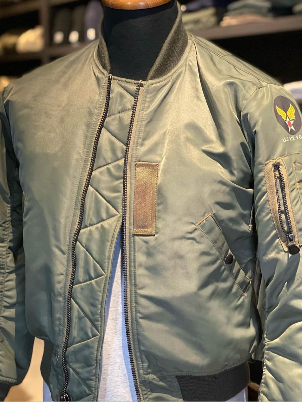 製品画像: 両面ウール使用のMA-1リバーシブルミリタリーフライトジャケット全体画像
詳細画像: フライトバッジとIDEAL製レザー引手のディテール画像