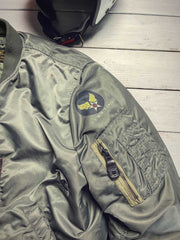 製品画像: 両面ウール使用のMA-1リバーシブルミリタリーフライトジャケット全体画像
詳細画像: フライトバッジとIDEAL製レザー引手のディテール画像