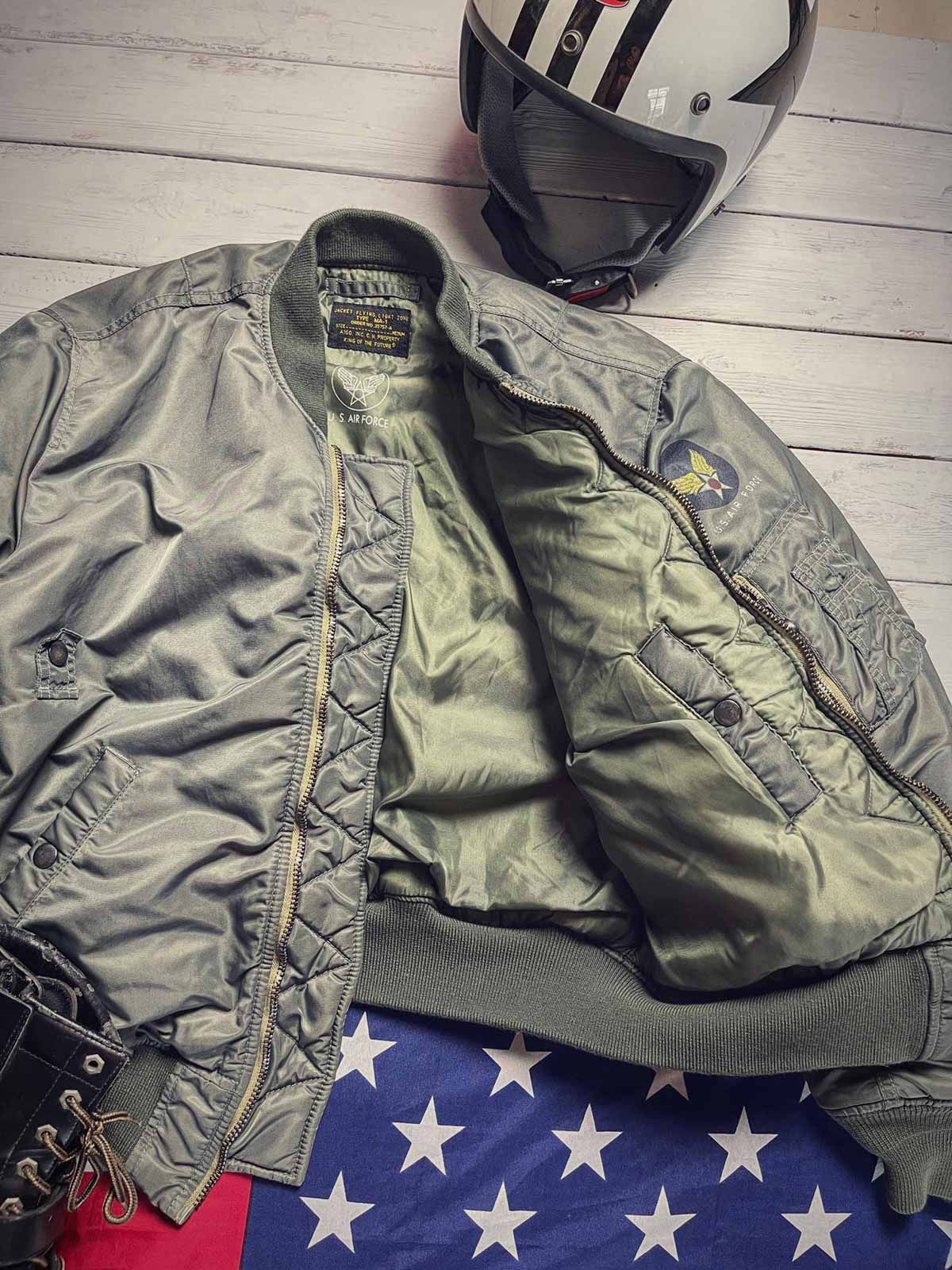 製品画像: 両面ウール使用のMA-1リバーシブルミリタリーフライトジャケット全体画像
詳細画像: フライトバッジとIDEAL製レザー引手のディテール画像