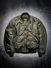 製品画像: 両面ウール使用のMA-1リバーシブルミリタリーフライトジャケット全体画像
詳細画像: フライトバッジとIDEAL製レザー引手のディテール画像