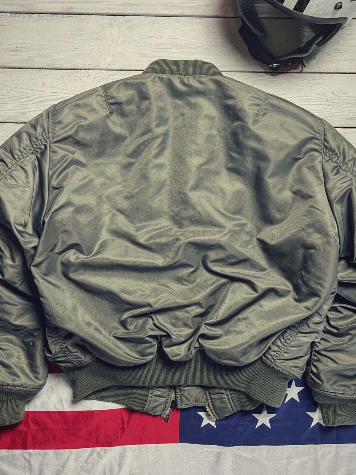 製品画像: 両面ウール使用のMA-1リバーシブルミリタリーフライトジャケット全体画像
詳細画像: フライトバッジとIDEAL製レザー引手のディテール画像