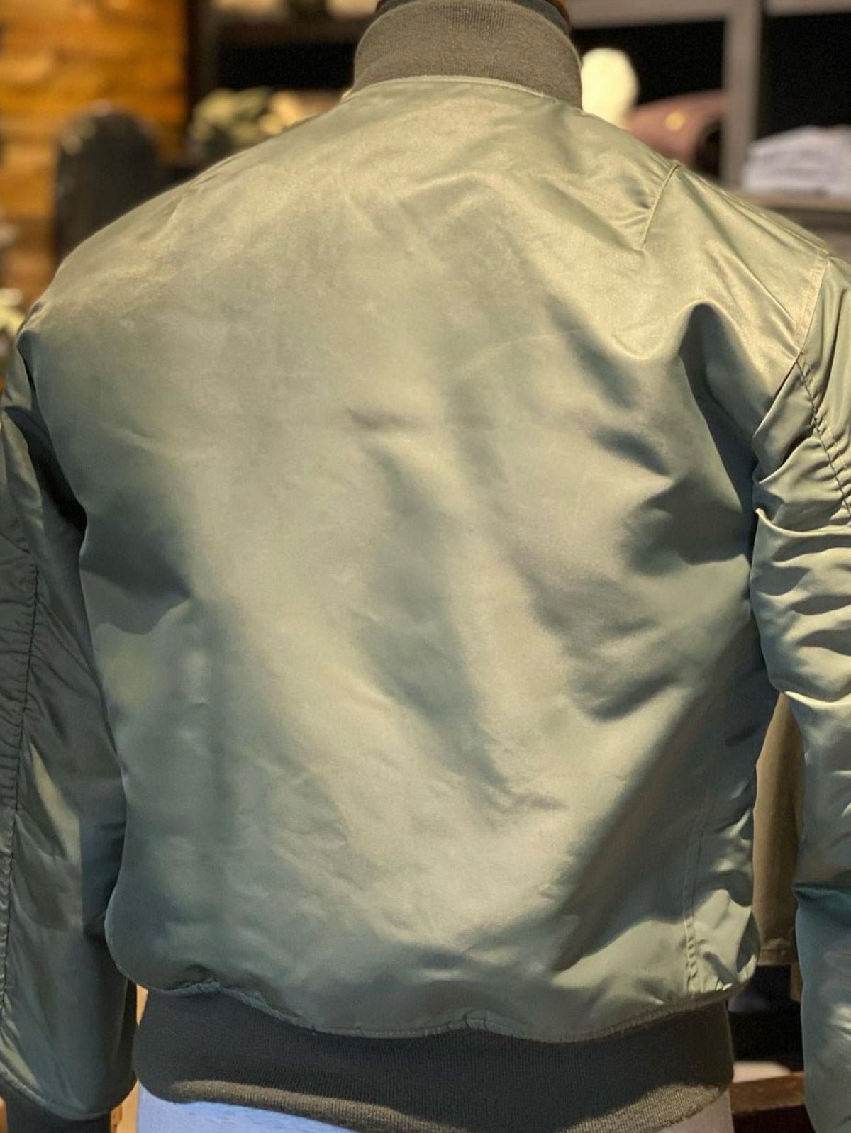 製品画像: 両面ウール使用のMA-1リバーシブルミリタリーフライトジャケット全体画像
詳細画像: フライトバッジとIDEAL製レザー引手のディテール画像