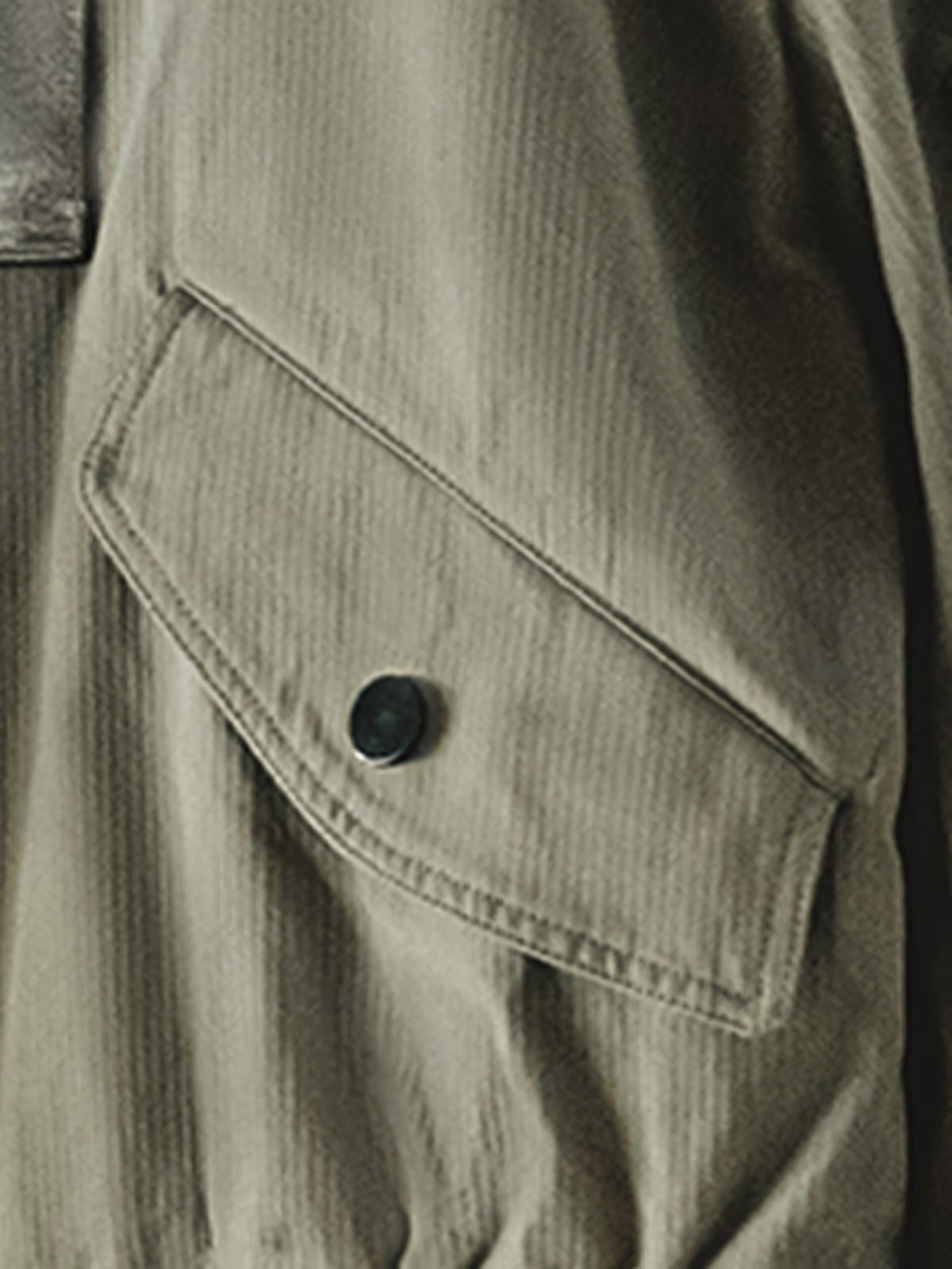 詳細画像:ジャケットのポケットとジッパーの詳細