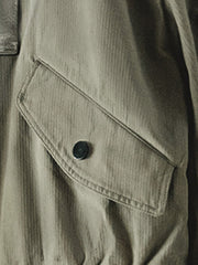 詳細画像:ジャケットのポケットとジッパーの詳細