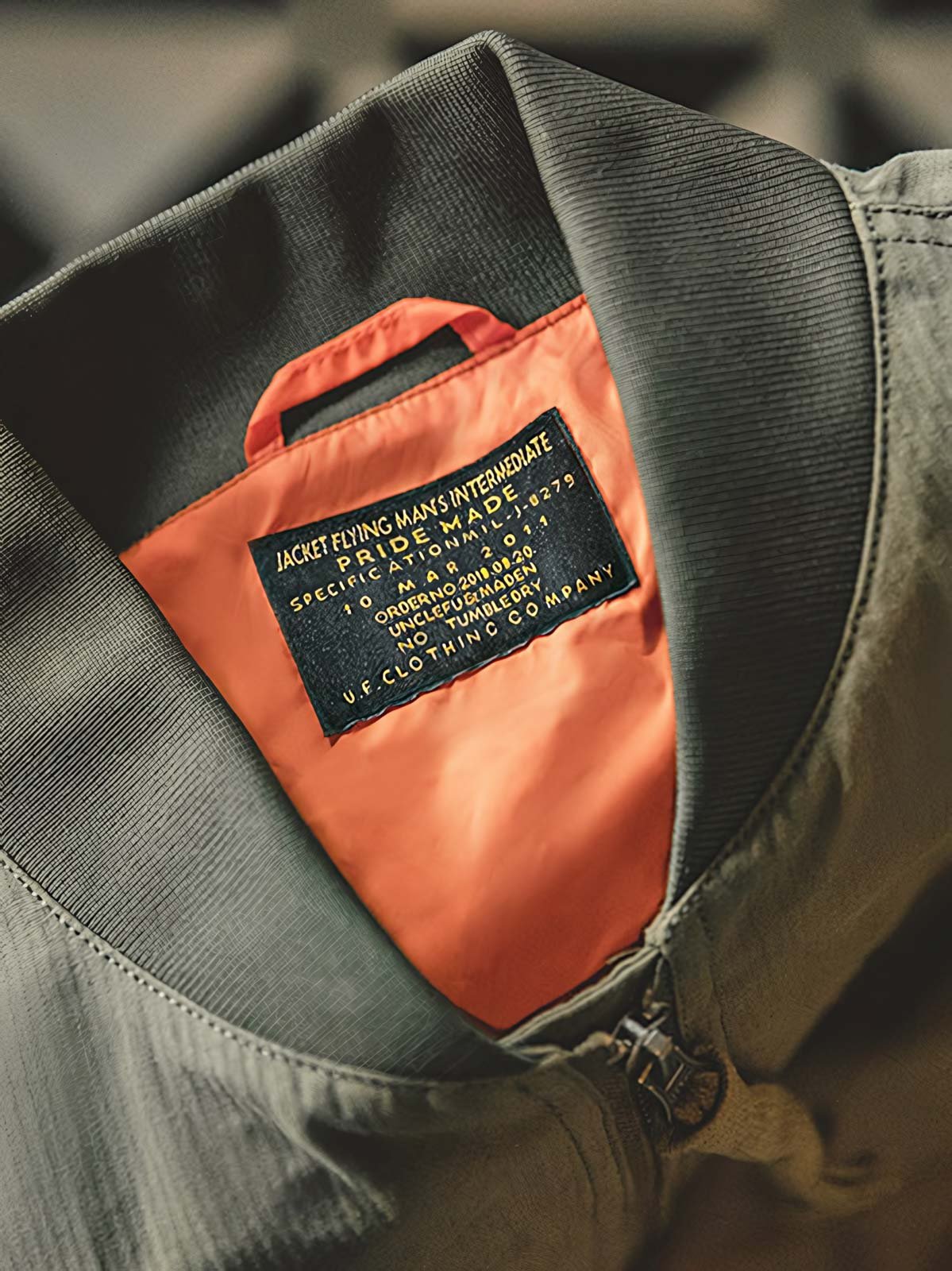 詳細画像:ジャケットのポケットとジッパーの詳細