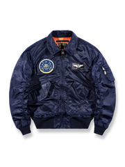 背面に海・陸・空バッジ付きのミリタリーテイストMA-1フライトジャケット。