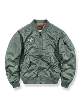 カートゥーンキャラクターと「BOMB SQUADRON」刺繍入りMA-1中綿ジャケット