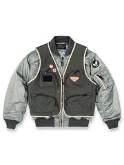 タクティカルベストとMA‑1フライトジャケットの2点セット。