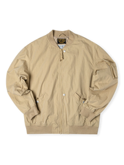 165g/m²綿ナイロン混紡素材使用のウォッシュ加工MA-1デザートフライトジャケット。左腕ユーティリティポケット付き。