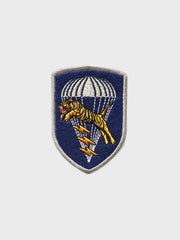 ワッペンの精緻な刺繍と色彩のディテールをクローズアップで示し、各デザインのユニークさと芸術的価値を表現。