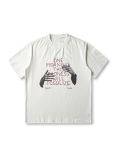 手のモチーフと哲学的メッセージが特徴の240gコットン混プリントTシャツ