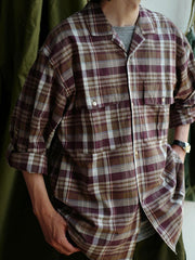 詳細画像: キューバンカラーと胸前のフラップポケットのディテール。チェック柄の鮮明さとシャツの質感を強調。
モデル画像: モデルがMADRAS (マドラス) チェック柄シャツを着用したスタイリング例。実際の着用感やフィット感を視覚的に伝える。